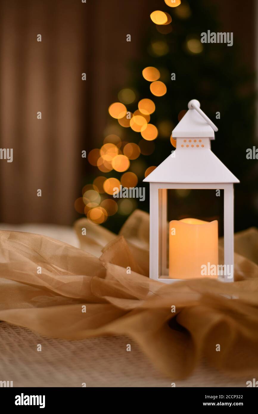 Lanterna di Capodanno in tessuto decorato sullo sfondo delle luci di Natale su un albero di Natale. Foto Stock