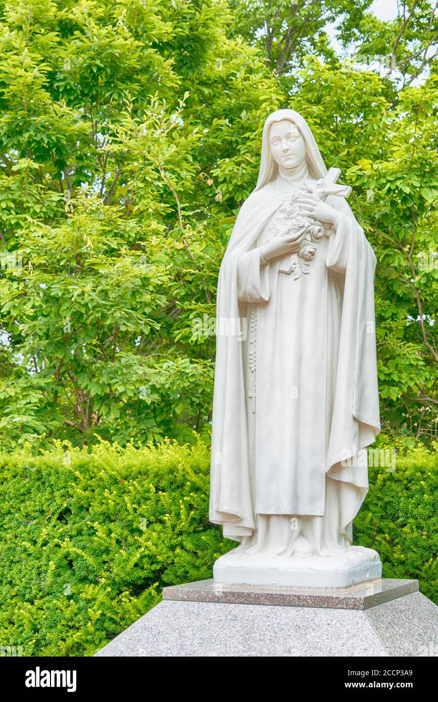 Hakodate, Giappone - Luglio 19 2017 - Statua di Santa Teresa di Lisieux al Convento Trappistine a Hakodate City, Hokkaido, Giappone. Foto Stock