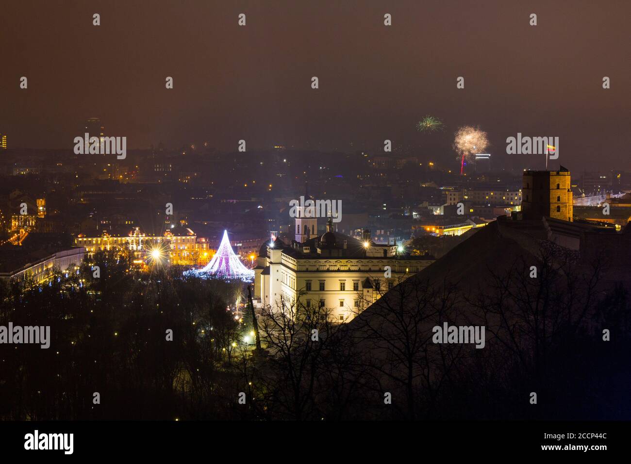 Vilnius, Lituania 01 gennaio 2017: Splendida vista sui fuochi d'artificio principali, nella notte di Capodanno a Piazza della Cattedrale, torre campanaria, Cattedrale di St Foto Stock