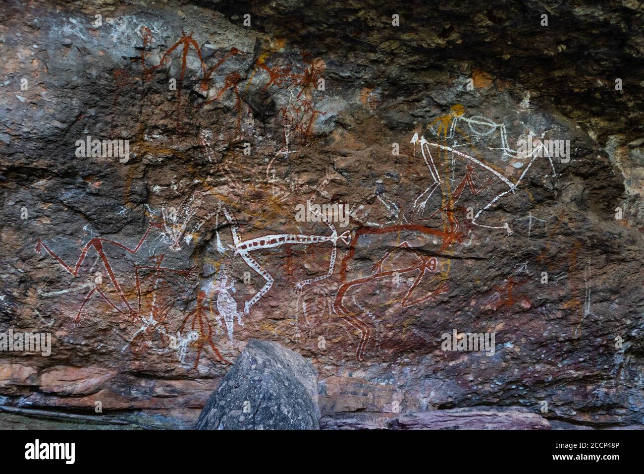 Arte aborigena Galleria di Anbangbang. Dipinti su una parete di roccia fatta di ocra. Luogo sacro. Significato: Guerrieri. Parco nazionale di Kakadu, Australia Foto Stock