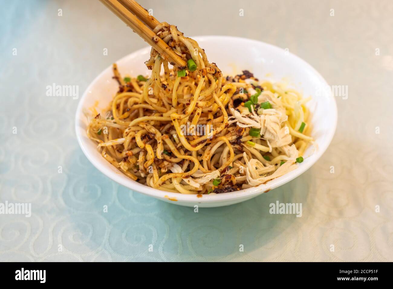LiangMian noodle fredde piatto cinese con bacchette vista ravvicinata Foto Stock