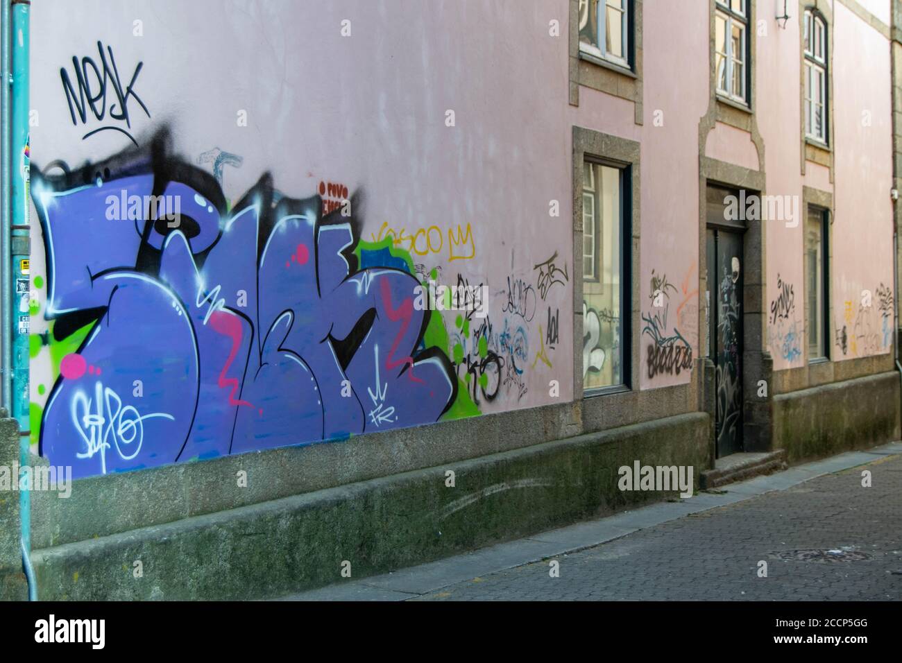 Graffiti spruzzato sulla parete rosa con parola di seta, Braga città in Portogallo Foto Stock