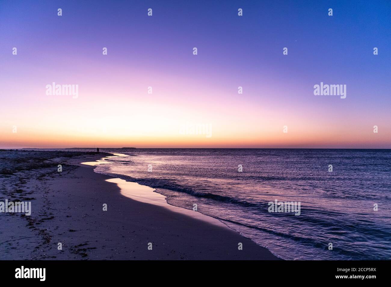 Tramonto in spiaggia. Spazio di editing. Ora blu: Blu, viola, giallo, arancione. Nessuna gente. Jurien Bay vicino Perth, Australia Occidentale WA, Australia Foto Stock