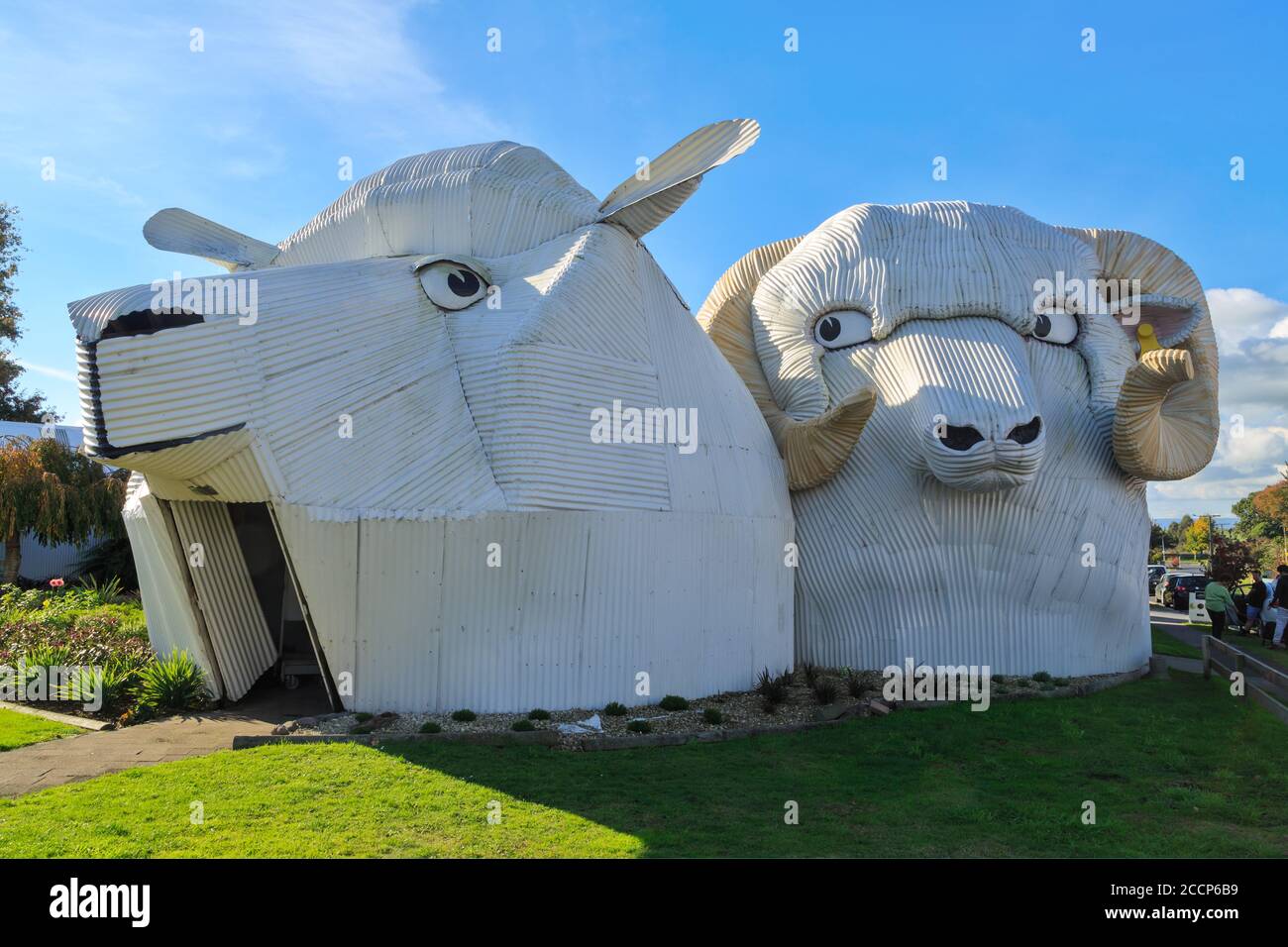 Gigantesche sculture di pecora e ariete di ferro corrugato a Tirau, Nuova Zelanda. All'interno c'è un negozio che vende abiti in lana merino. 5 maggio 2019 Foto Stock