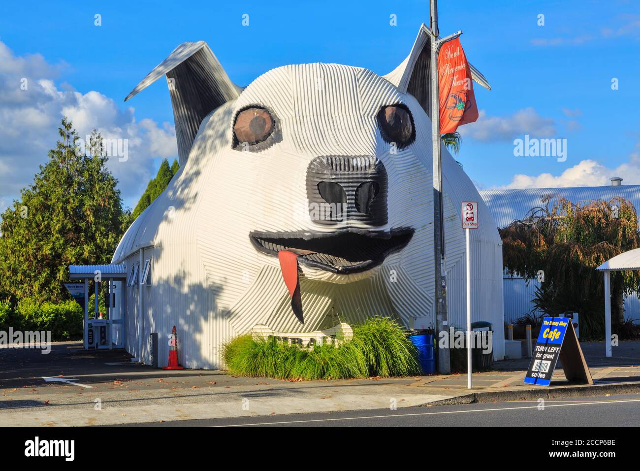 Tirau, Nuova Zelanda. Il 'Big Dog', una scultura in ferro corrugato che ospita il centro informazioni per i visitatori della città, 5 maggio 2019 Foto Stock