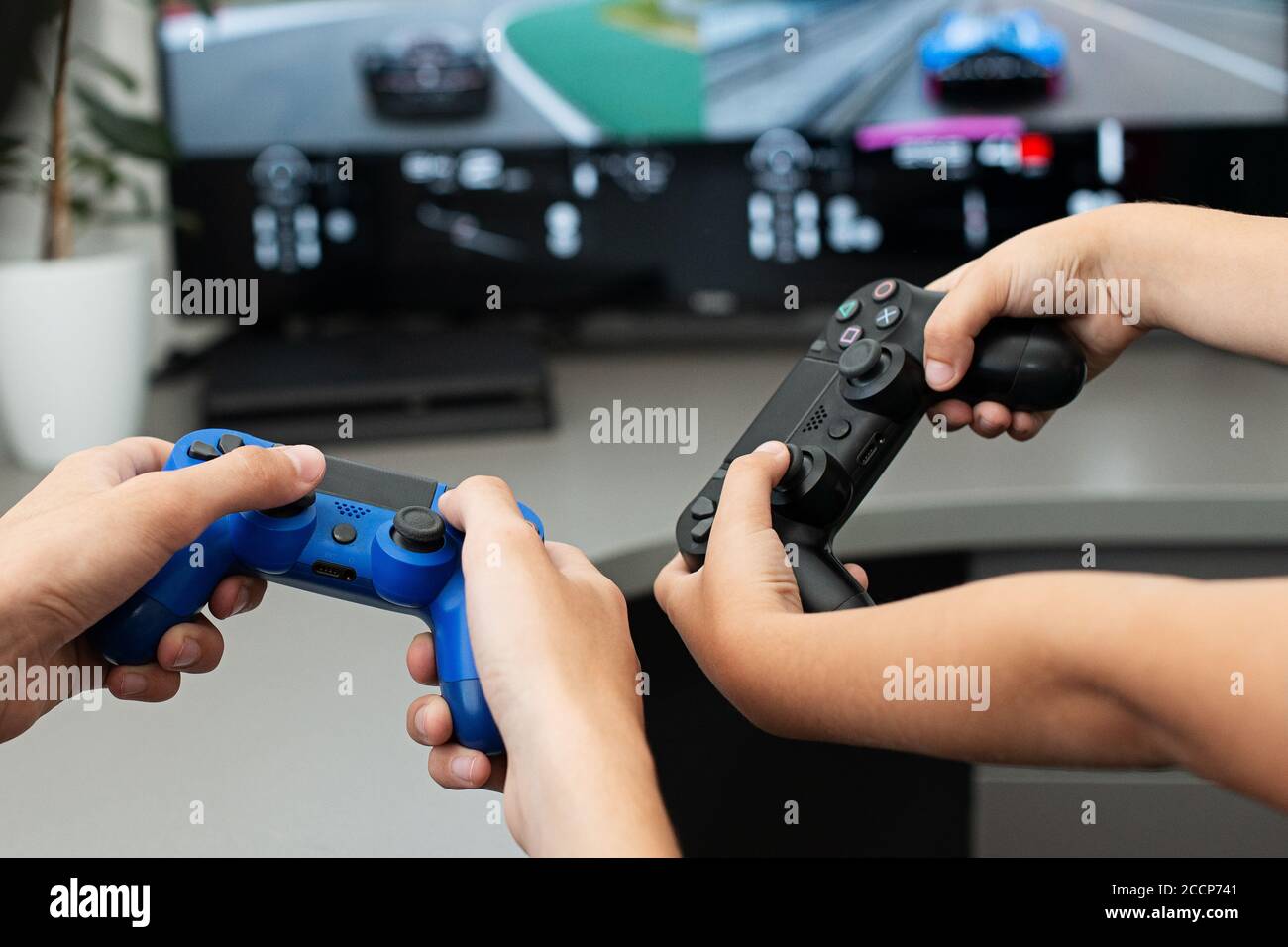 Orenburg, Russia, 19, giugno 2020. Sony PlayStation 4. Gran truismo sport. Teenager gioca un gioco per computer con cuffie e un joystick, console di gioco. Foto Stock