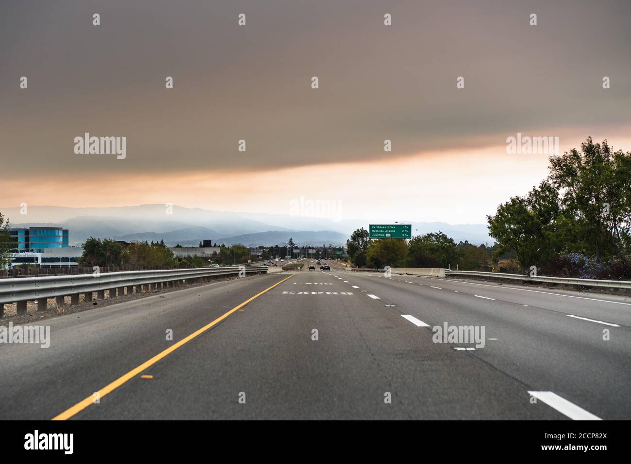 La nuvola di fumo creata dai fulmini di LNU, CZU e SCU che coprono il cielo della zona sud della baia di San Francisco e che causano una cattiva qualità dell'aria Foto Stock