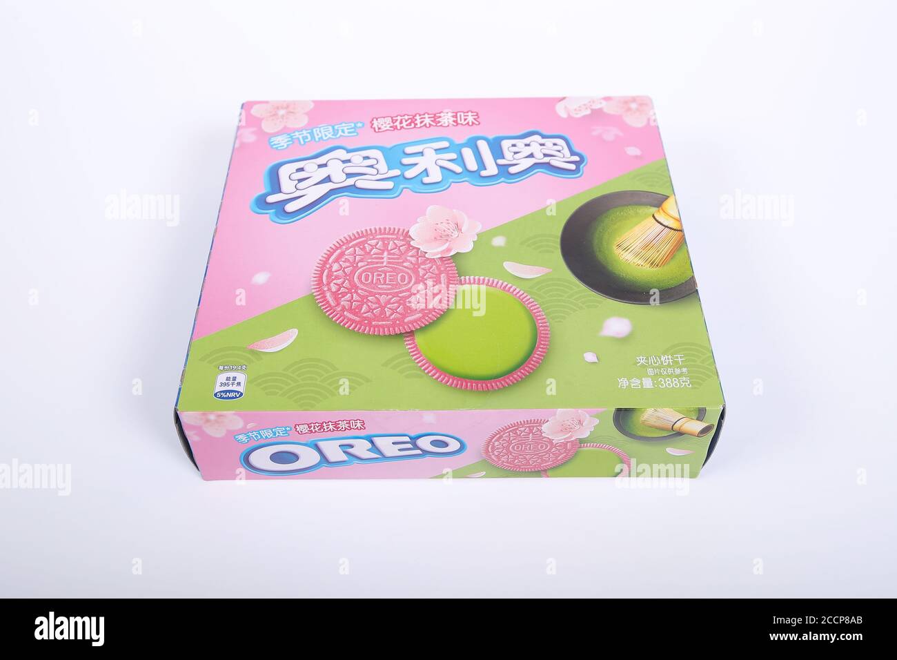 Biscotti Oreo rosa e verde Sakura Matcha aromatizzati importati in Canada. Luke Durda/Alamy Foto Stock