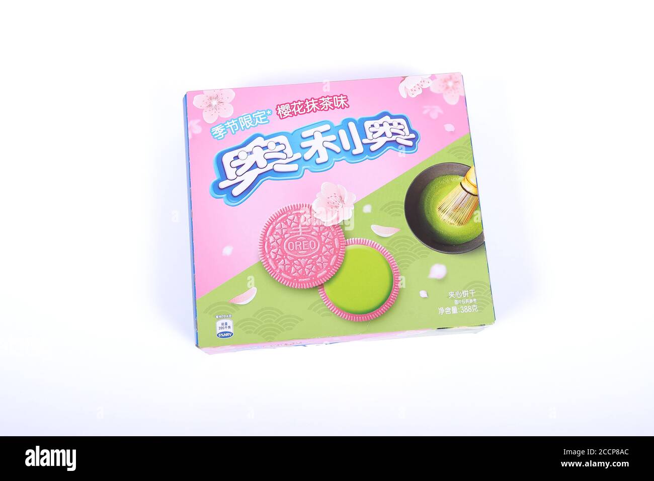 Biscotti Oreo rosa e verde Sakura Matcha aromatizzati importati in Canada. Luke Durda/Alamy Foto Stock