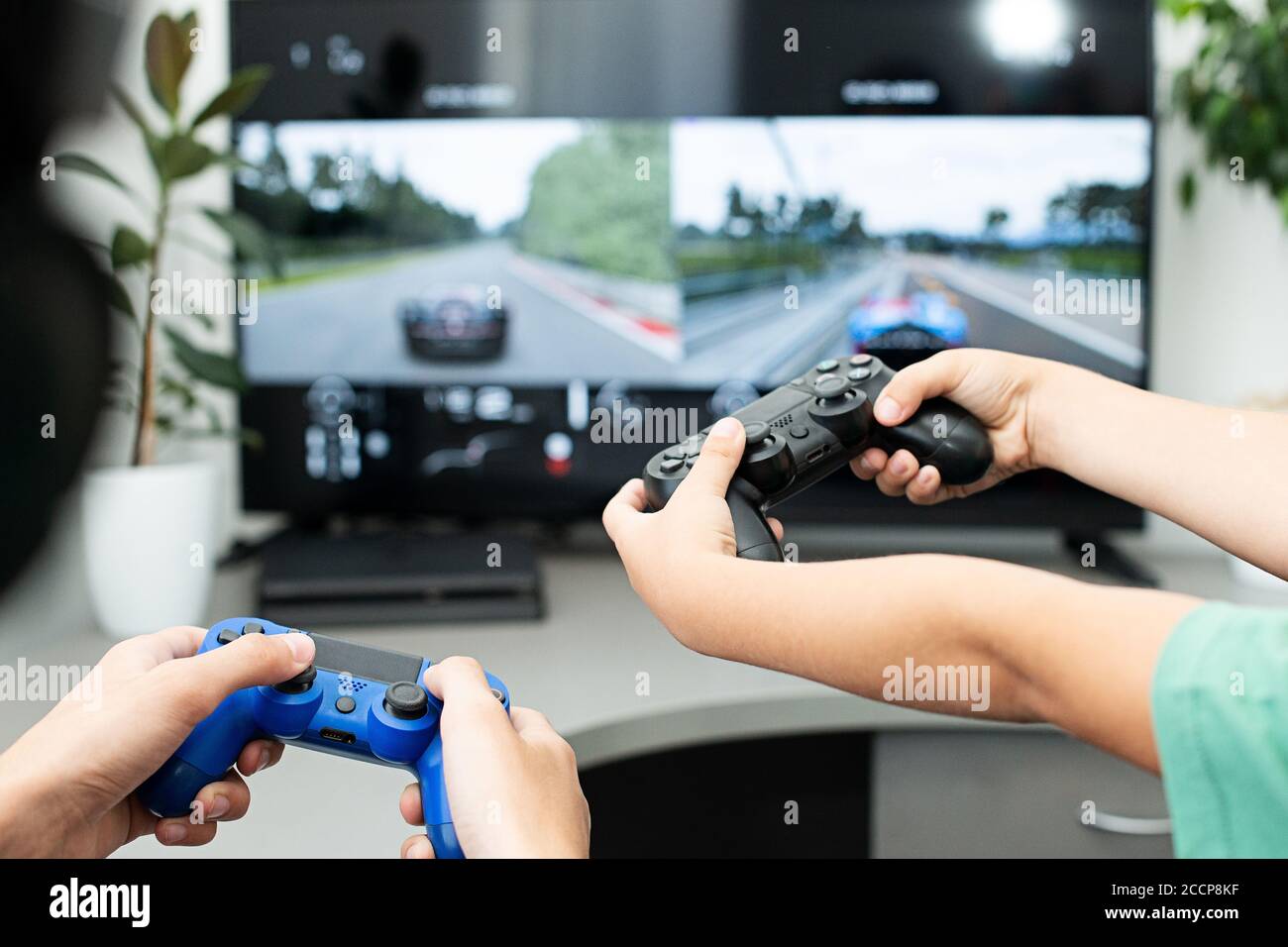 Orenburg, Russia, 19, giugno 2020. Sony PlayStation 4. Fortnite. Teenager  gioca un gioco per computer con cuffie e un joystick, console di gioco Foto  stock - Alamy