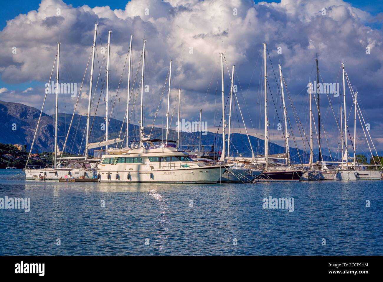 Isola di Corfù/Grecia - 5 maggio 2019: Vista della bellissima marina portuale di Gouvia – mare calmo, yacht bianchi e cielo blu con nuvole bianche, che si riflette sull'acqua su Foto Stock