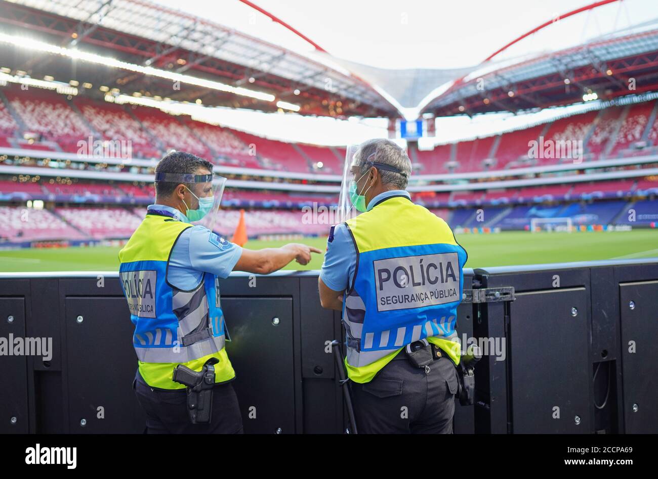 Lisbona, Lissabon, Portogallo, 23 agosto 2020. Ufficiale di polizia nella partita finale UEFA Champions League, torneo finale FC BAYERN MUENCHEN - PARIS ST. Credit: Peter Schatz/Alamy Live News Foto Stock