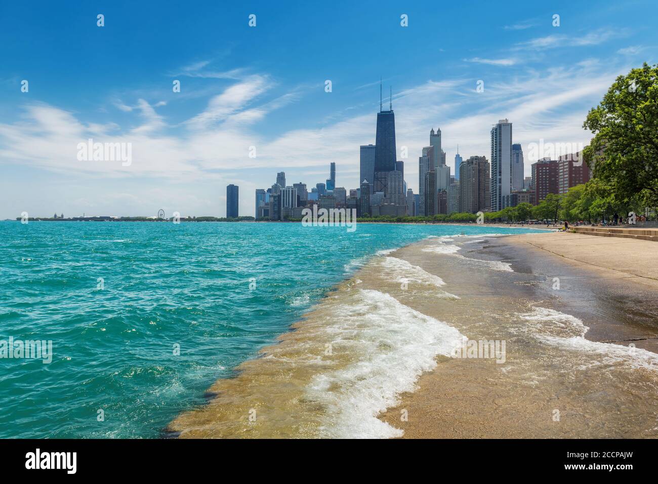 Skyline di Chicago in giornata di sole dalla spiaggia del lago Michigan, Chicago, Illinois, USA Foto Stock