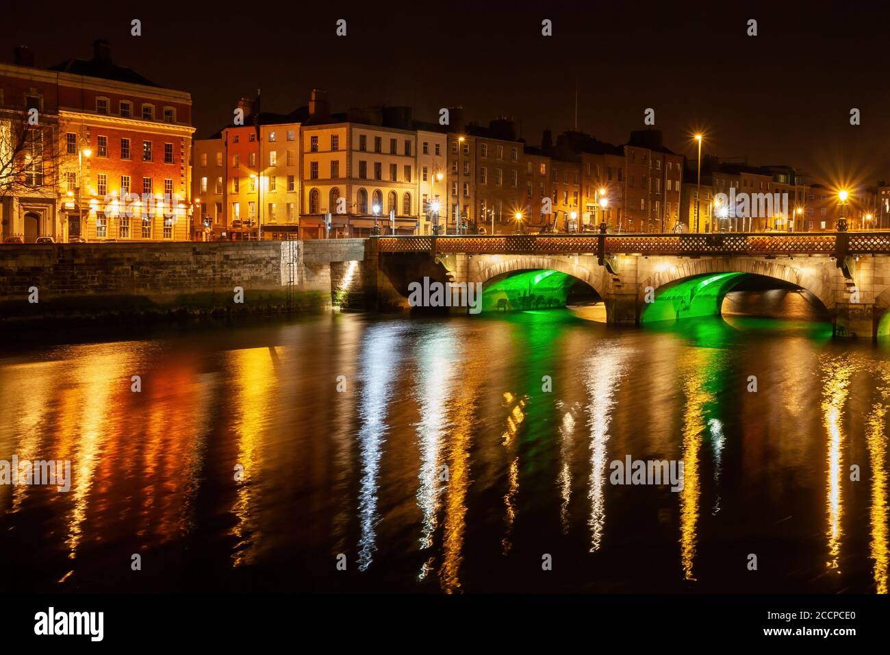Skyline della città di Dublino in Irlanda, Grattan Bridge sul fiume Liffey di notte con riflessione in acqua. Foto Stock