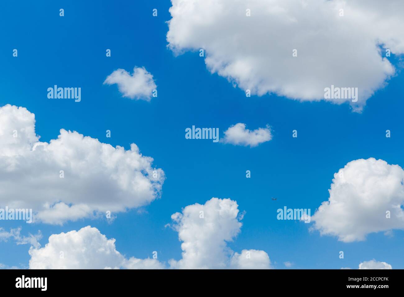 Cielo blu chiaro con nuvole bianche soffici. Sfondo naturale. Foto Stock