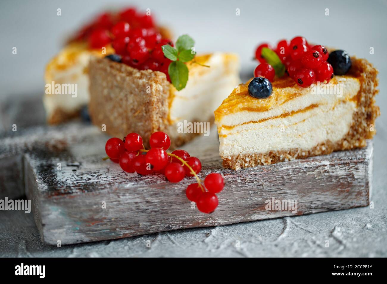 Torta di Cheesecake con frutti di bosco. Torta con cagliata delicata e base di impasto. Foto Stock