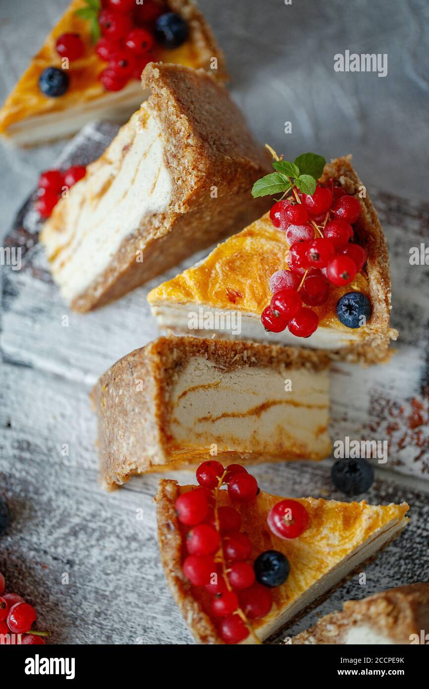 Torta di Cheesecake con frutti di bosco. Torta con cagliata delicata e base di impasto. Foto Stock