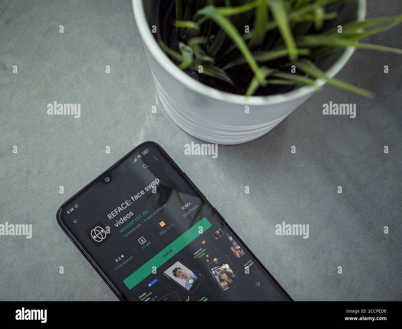 LOD, Israele - 8 luglio 2020: Moderno spazio di lavoro minimalista per ufficio con smartphone nero mobile con applicazione di reface play pagina del negozio su sfondo in marmo. Cl Foto Stock