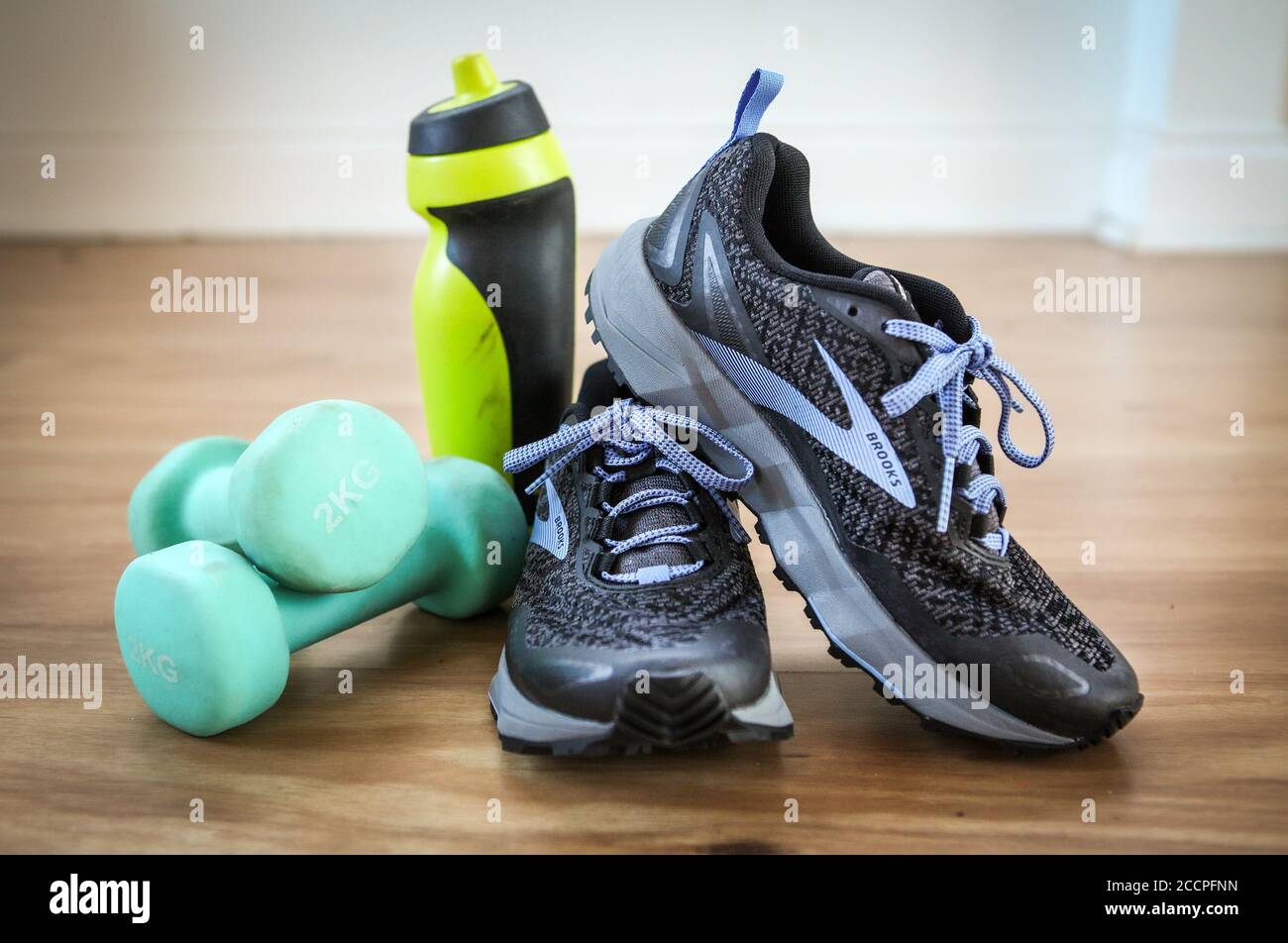 Le attrezzature da palestra a casa si posano a terra dopo un Covid-19 allenamento domestico Foto Stock