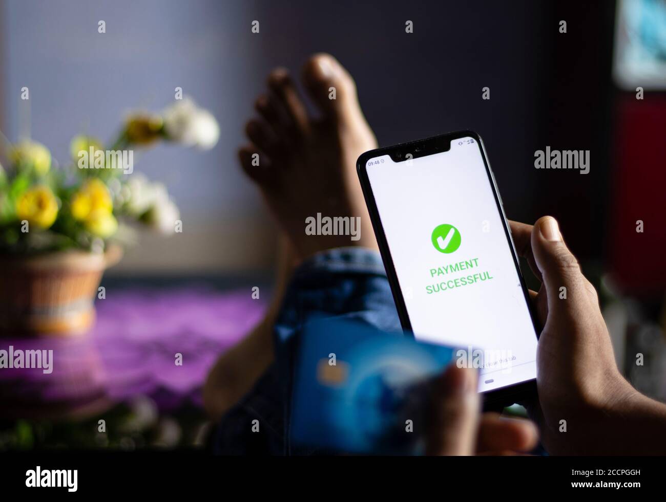 Pagamento online digitale effettuato da una persona indiana tramite smartphone a casa Foto Stock
