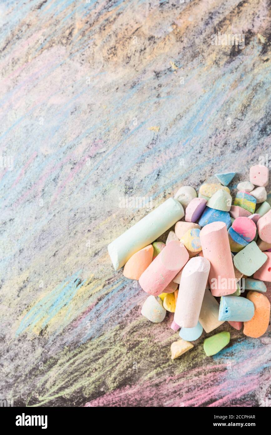 Gessetti con sfondo colorato dipinto. Torna a scuola e concetto d'arte con spazio di copia. Foto Stock