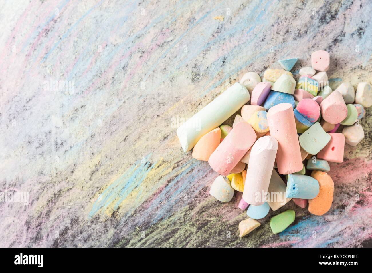 Gessetti con sfondo colorato dipinto. Torna a scuola e concetto d'arte con spazio di copia. Foto Stock
