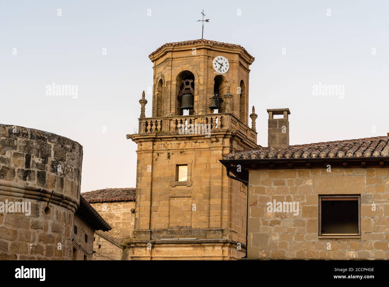 Chiesa medievale di Sajazarra, la Rioja, Spagna. Vista al tramonto Foto Stock