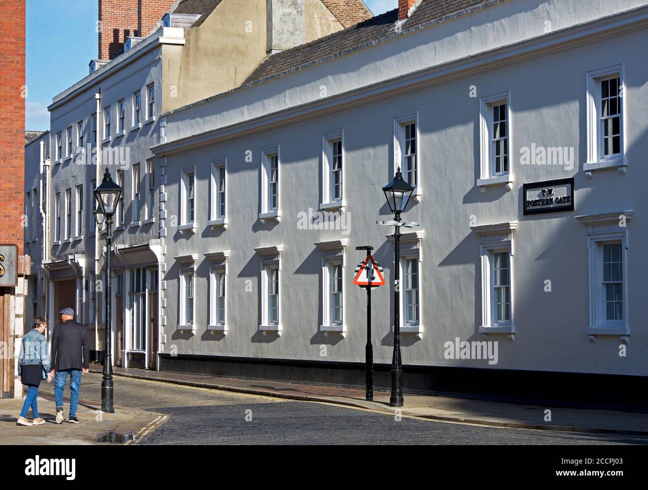 Due a piedi su Trinity Street, passato Trinity House, Hull, Humberside, East Yorkshire, Inghilterra Regno Unito Foto Stock