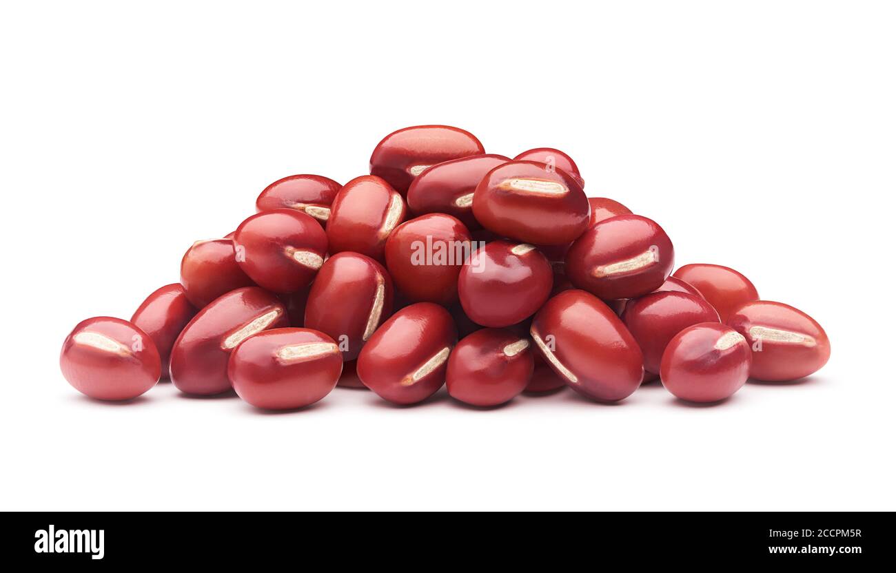 Pila di fagioli adzuki isolati su sfondo bianco - clipping percorso incluso Foto Stock