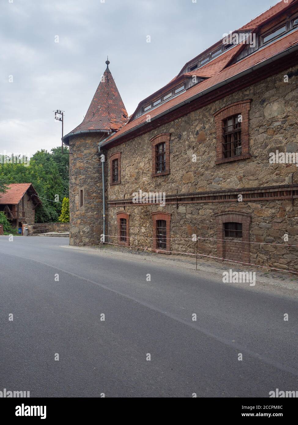 Czocha, Polonia-22 luglio 2019: Vista sugli edifici esterni del castello di Czocha dalla strada che conduce all'ingresso principale. Parte di bailey. Foto Stock