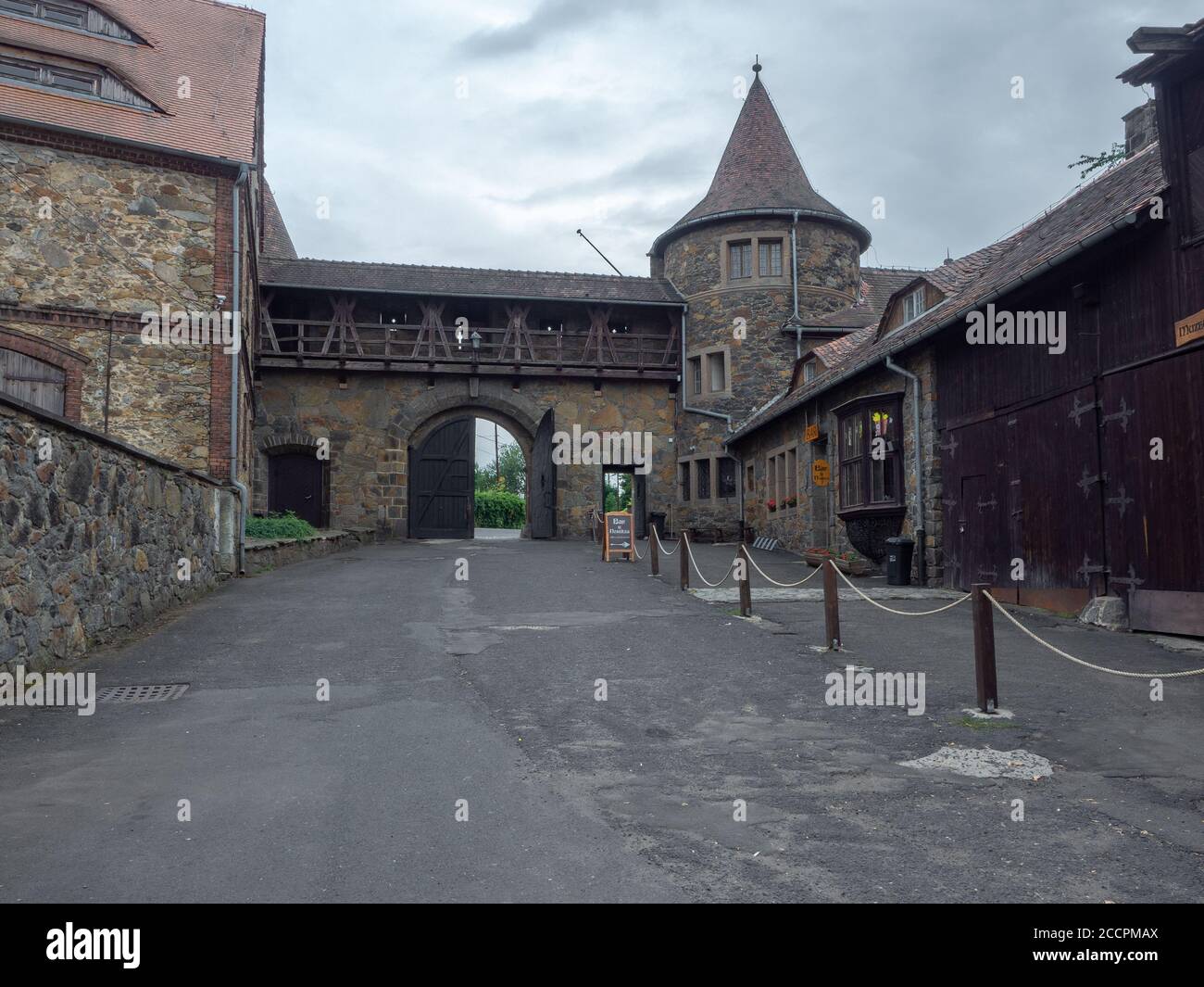 Czocha, Polonia-22 luglio 2019: Vista sul principale dall'interno di bailey sulle mura esterne del castello e bastione. Foto Stock