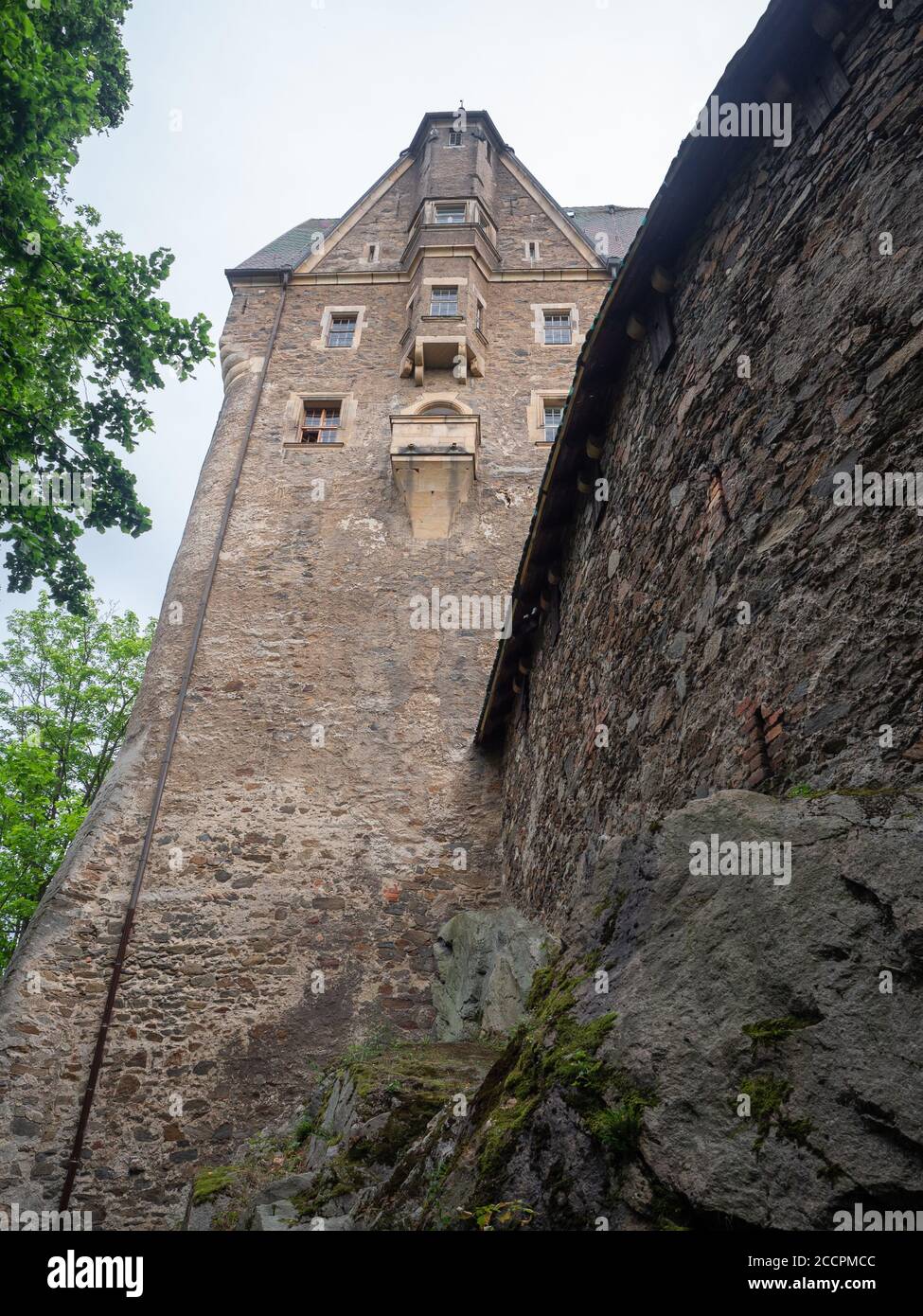 Czocha, Polonia-22 luglio 2019: Vista ravvicinata e verso l'alto sul Castello di Czocha dall'esterno delle mura difensive. Castello difensivo del XIII secolo, pietra A. Foto Stock
