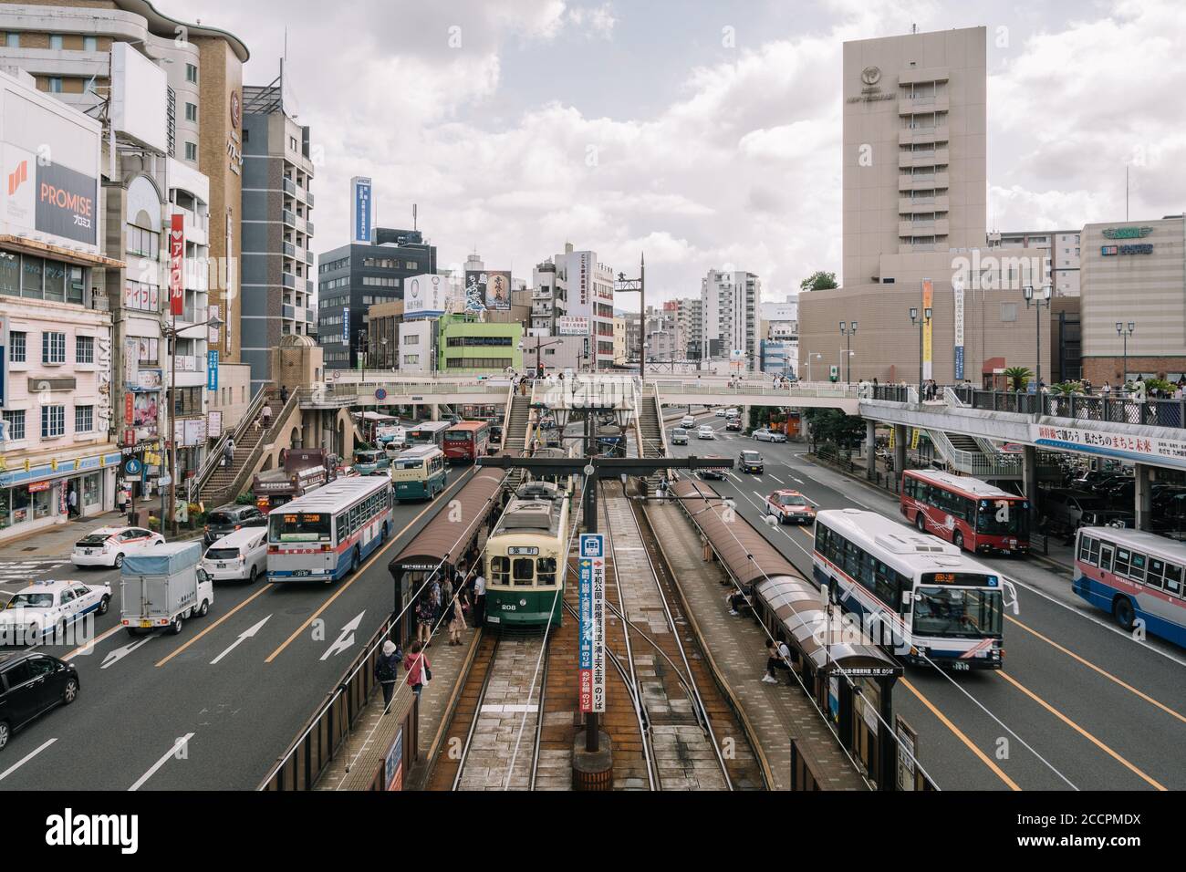 Nagasaki, Kyushu, Giappone - paesaggio urbano vicino alla stazione di Nagasaki. Trasporti pubblici che includono il vecchio tram e l'autobus. Paesaggio urbano. Foto Stock