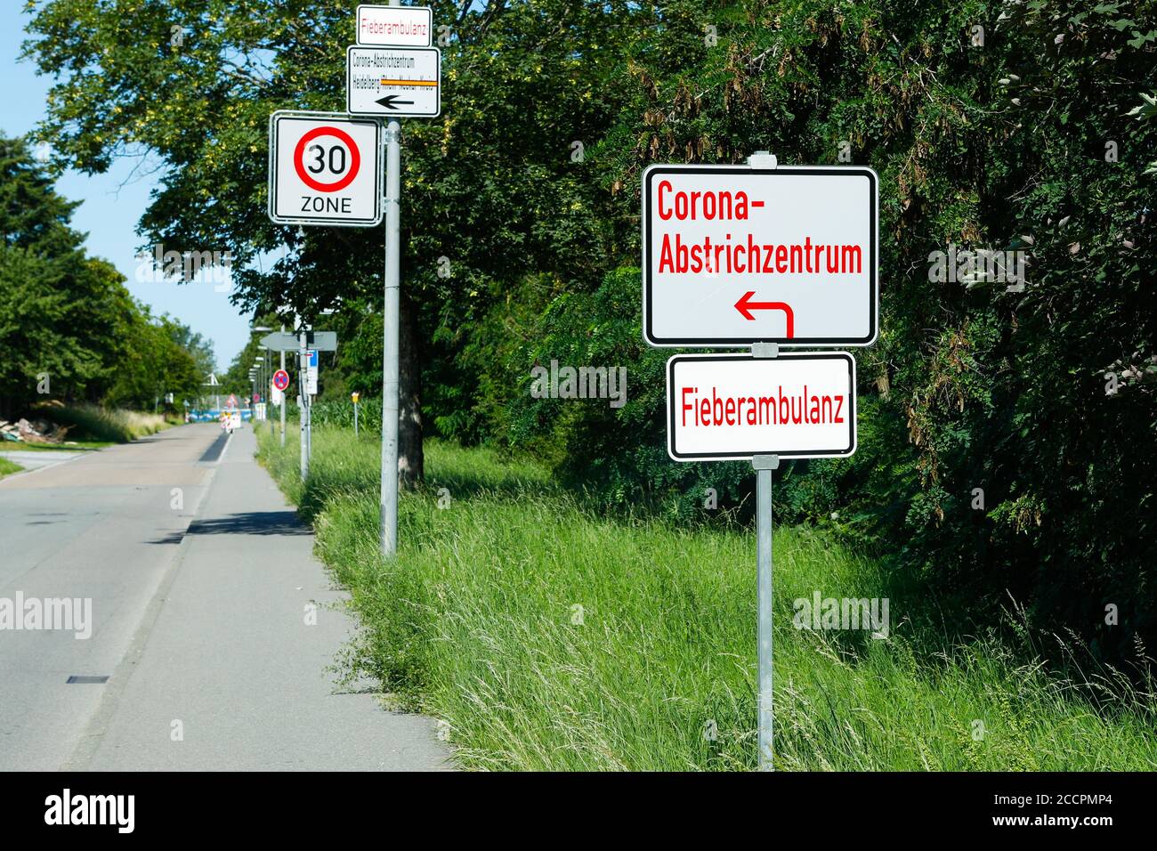 Heidelberg/Bavaria, Germania - 24 giugno 2020: Corona / Covid19 Drive in segno. Che indica la strada per la stazione di prova di Heidelberg-Kirchheim (Germania). Foto Stock