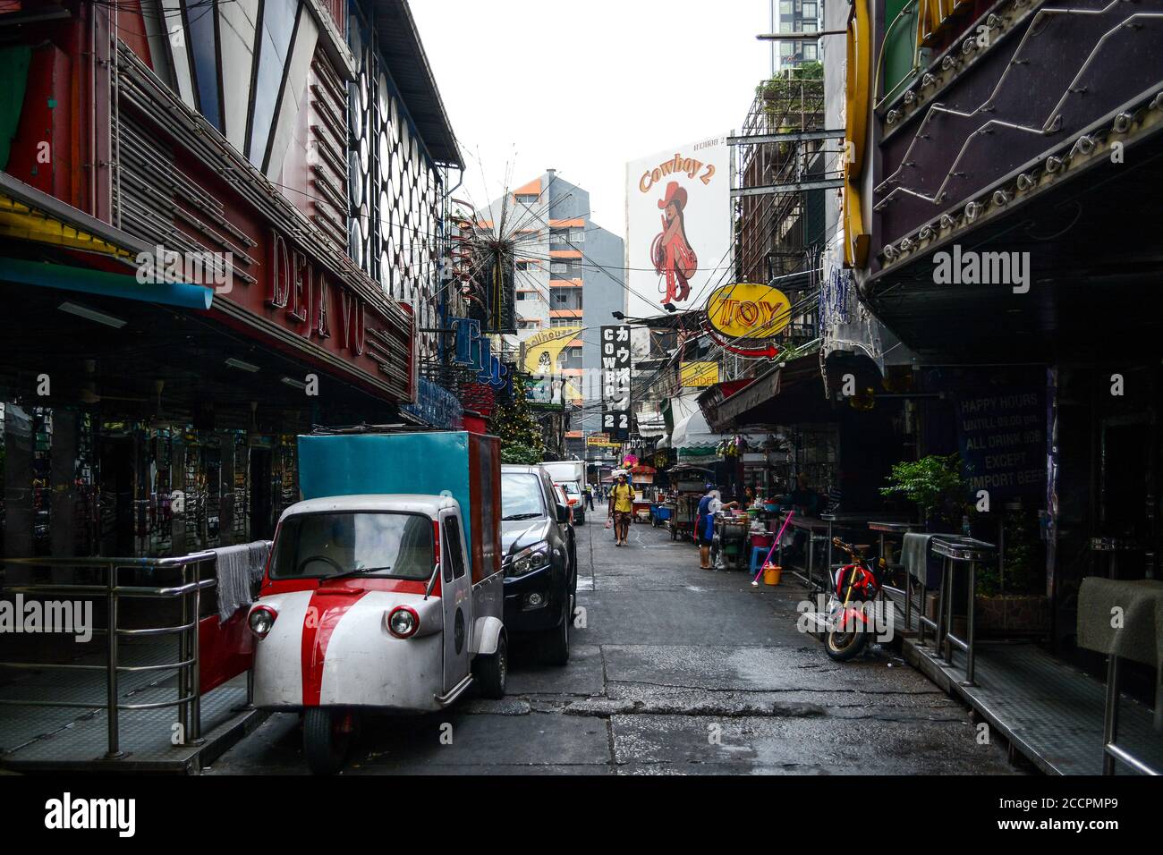 Bangkok, Thailandia, Sud-est asiatico - Soi Cowboy, una strada con molti go-go bar, catering principalmente per i turisti e gli espatriati. Bar chiusi al mattino. Foto Stock