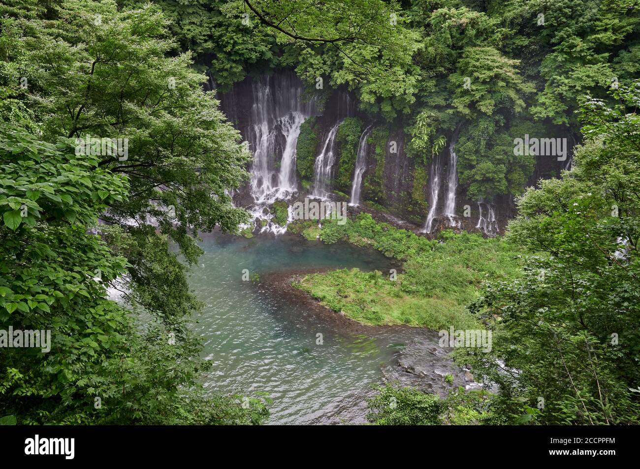 Cascate di Shiraito, una cascata vicino al Monte Fuji, Giappone. Vista dall'alto. Foto Stock