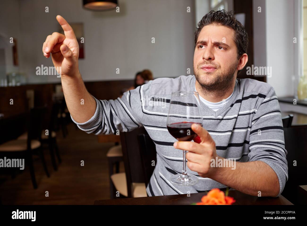 L'uomo del ristorante si lamenta di un vino rosso Foto Stock