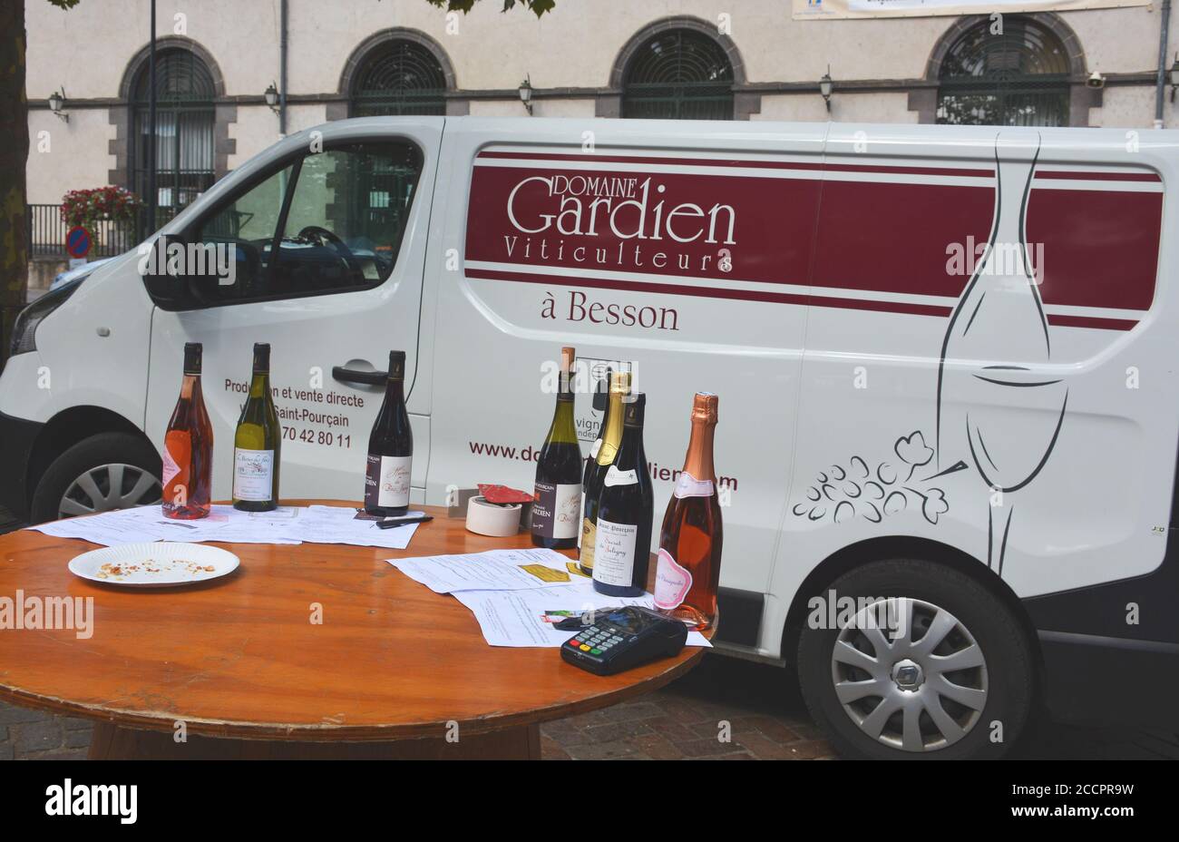 produttore di vini Saint Pourçain che offre una degustazione dei suoi prodotti sul mercato di Saint-Pourçain-sur-Sioule, Allier, Auvergne-Rhone-Alpes, Francia Foto Stock