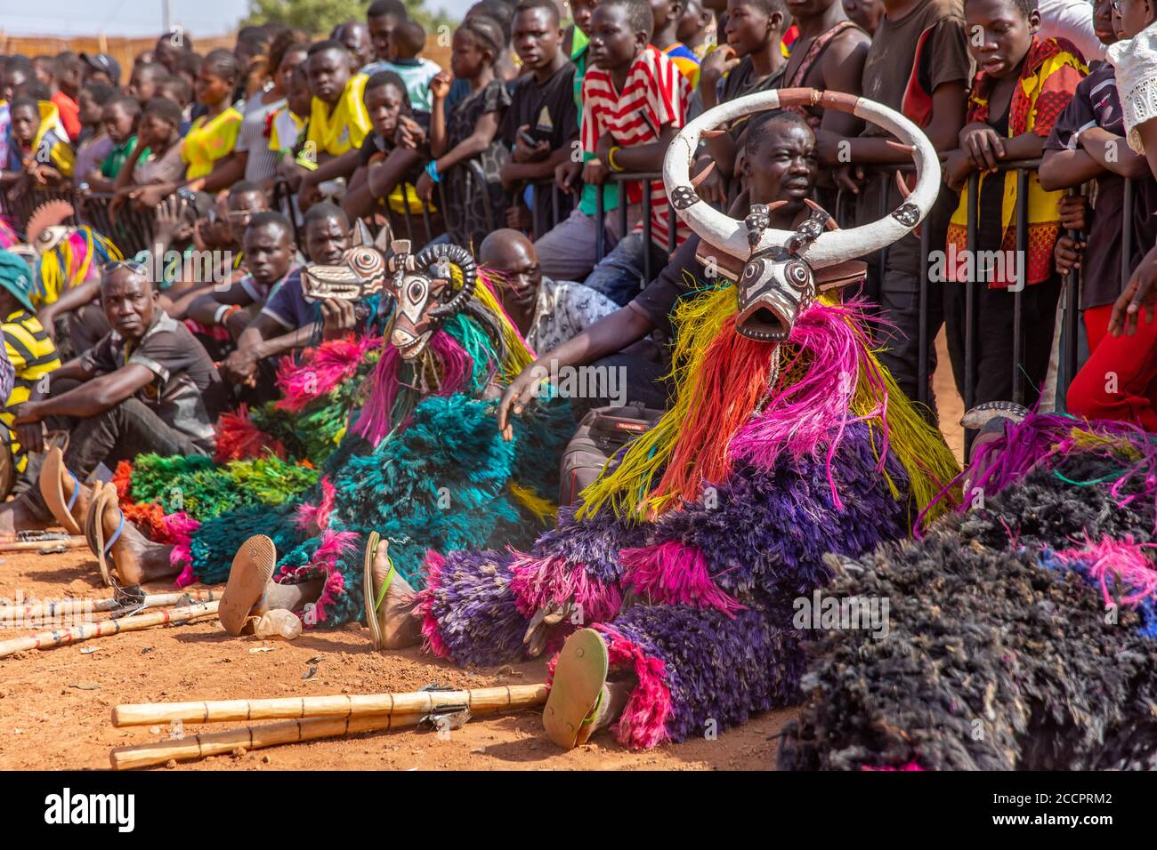 Maschere che riposano Danze di Detween al Festival di Festiva a Dedougou, Burkina Faso Foto Stock