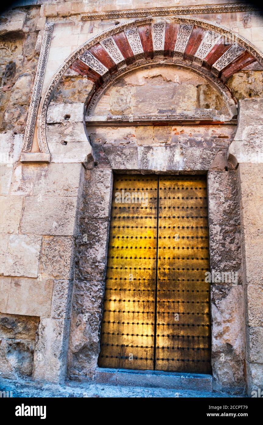 Il buco della serratura o arco a ferro di cavallo è un emblematico arco di  architettura moresca, qui utilizzato per il massimo impatto come ingresso  alla Grande Moschea di Cordova Foto stock -