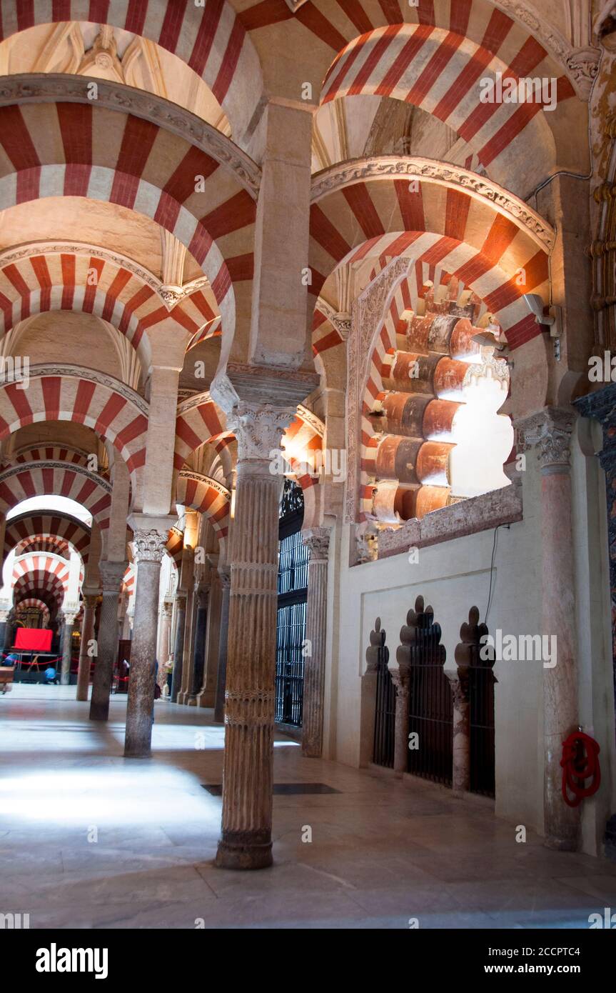 Alternanza di voussoirs dei doppi archi nella grande Moschea di Cordova, Spagna. Foto Stock