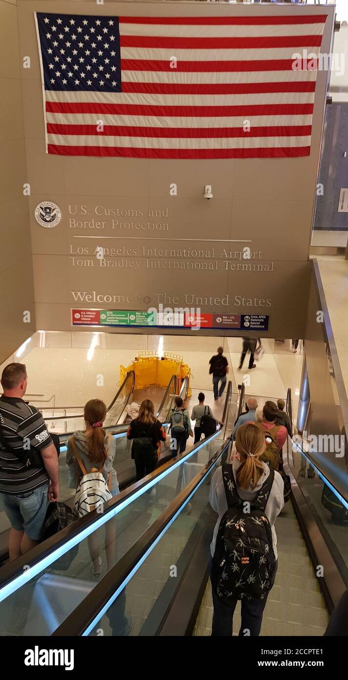 Benvenuti negli Stati Uniti. I passeggeri arrivano negli Stati Uniti. Dogana e protezione delle frontiere, aeroporto internazionale di Los Angeles Foto Stock