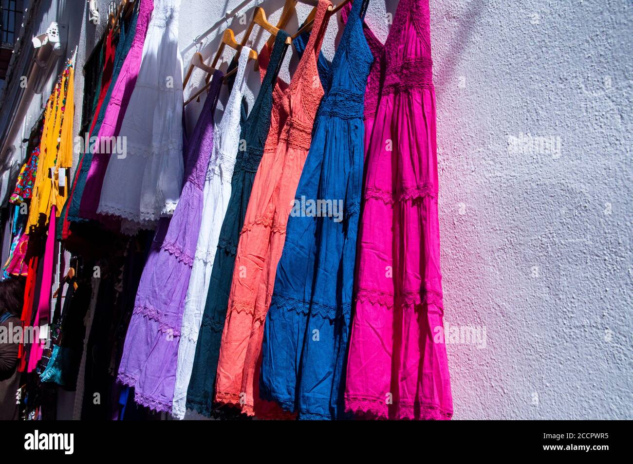 Abiti colorati pendono per le strade strette di Cordova, Spagna. Foto Stock