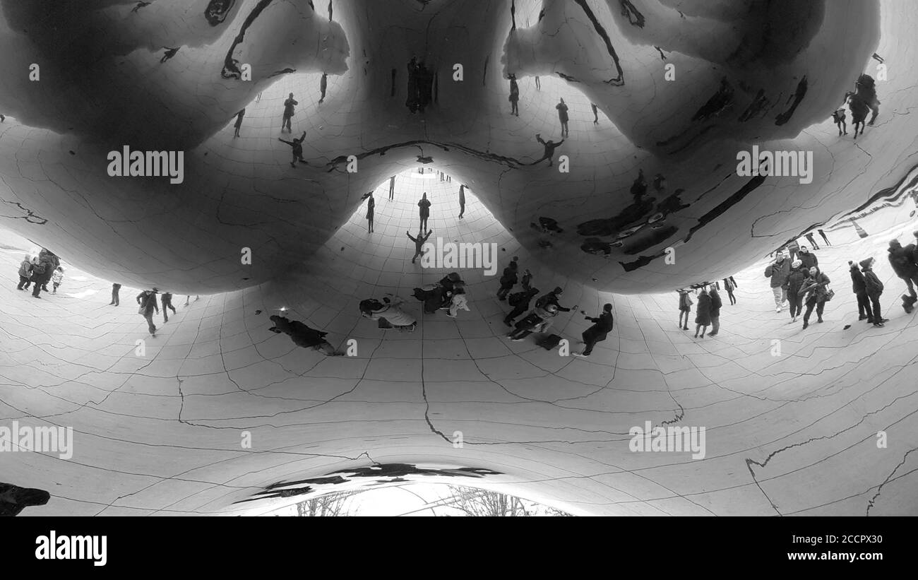 Cloud Gate, una scultura pubblica in acciaio inossidabile conosciuta anche come "The Bean" nel Millennium Park, Chicago, Illinois, Stati Uniti Foto Stock
