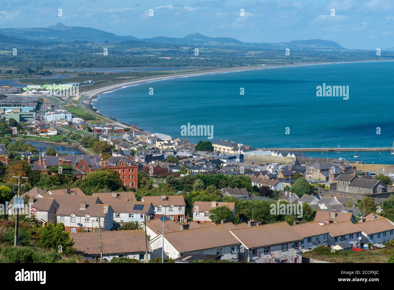 Vista della città di Wicklow e della baia dal punto panoramico di Ballygule More Foto Stock