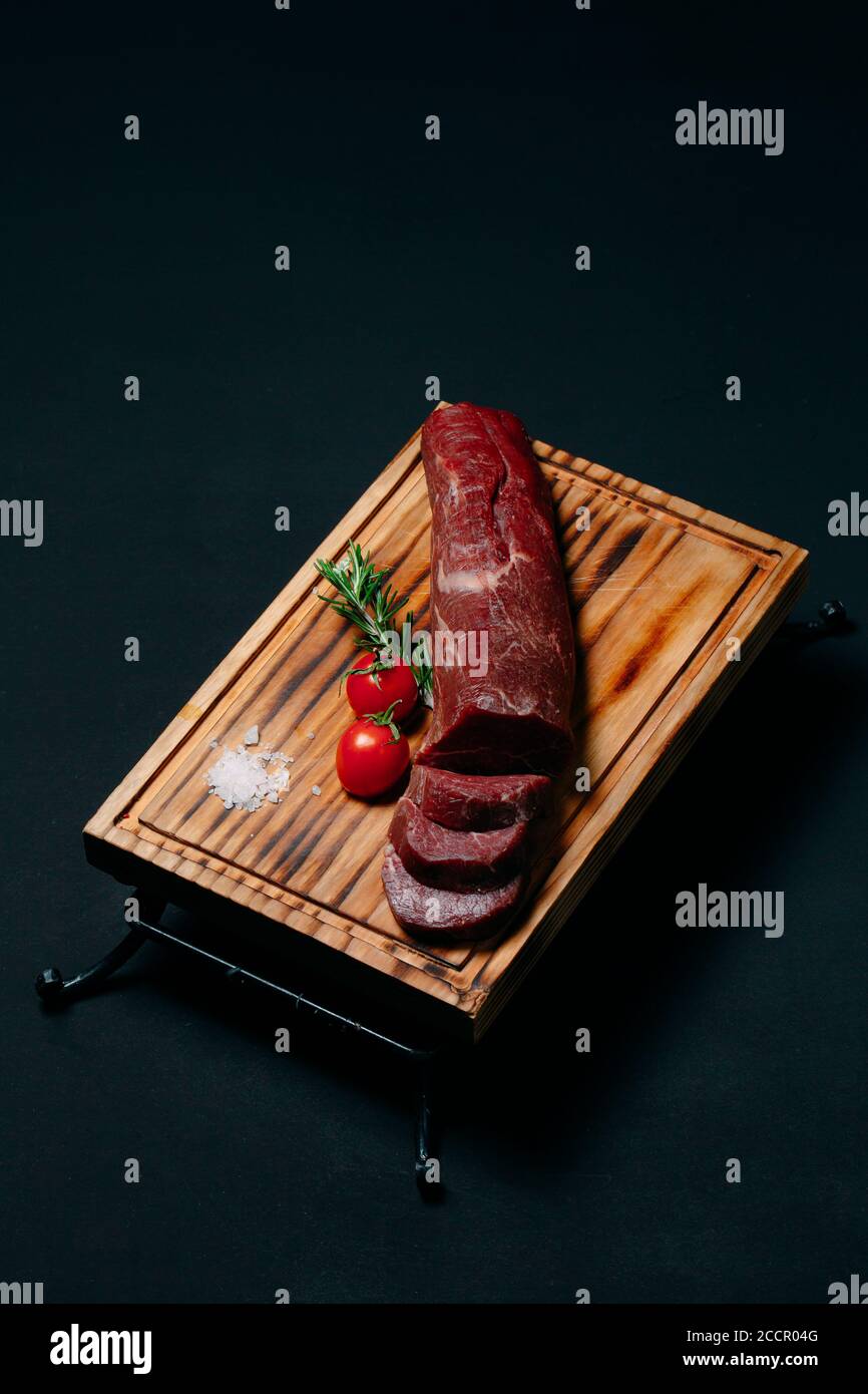 Carne di filetto cruda su fondo nero. Foto Stock