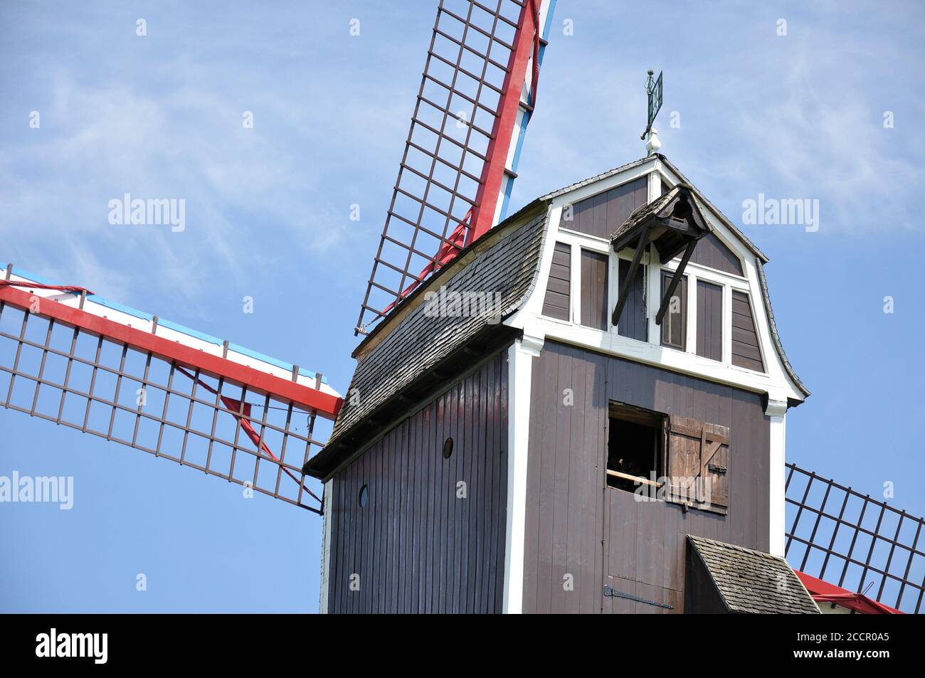 Vista del mulino a vento Sint-Janshuismolen risalente al XVIII secolo, ancora nel suo luogo originale, si trova a Bruges (Fiandre Occidentali) Belgio Foto Stock