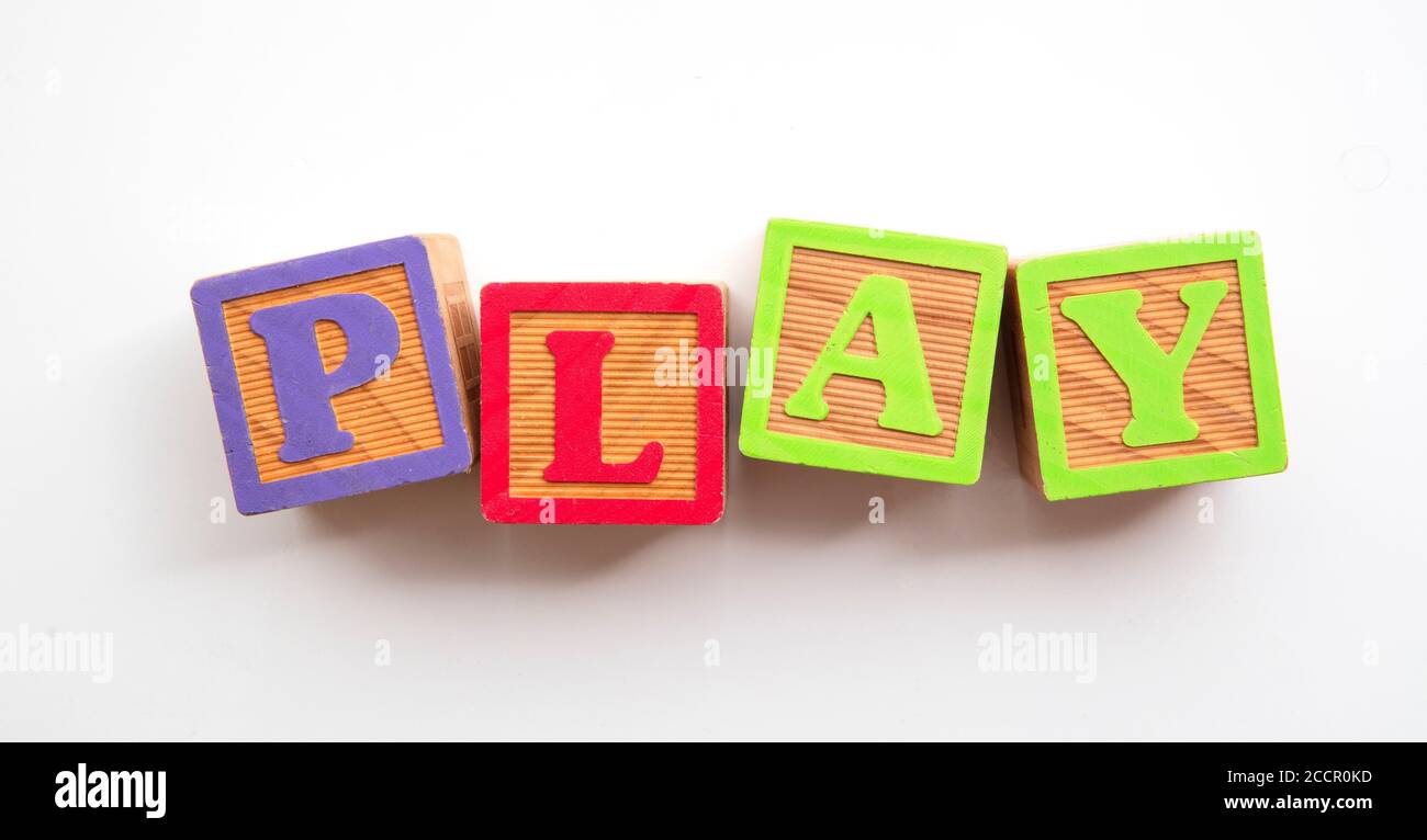 Parola di gioco fatta da blocchi colorati di sviluppo del bambino di legno Foto Stock