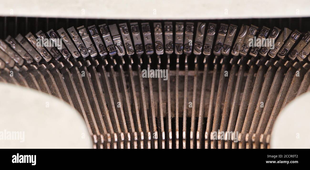 Vecchia macchina da scrivere Olivetti Pluma 22 meccanica qwerty in condizioni di lavoro Con tastiera spagnola disegnata da Marcello Nizzoli dettaglio tasti in1949 Foto Stock