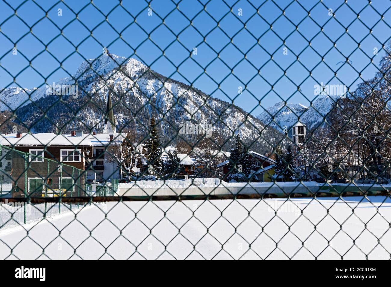 Oberstdorf, Zaun, Kirche, Berge, Schnee, Wohnhaeuser, Allgaeuer Alpen Foto Stock